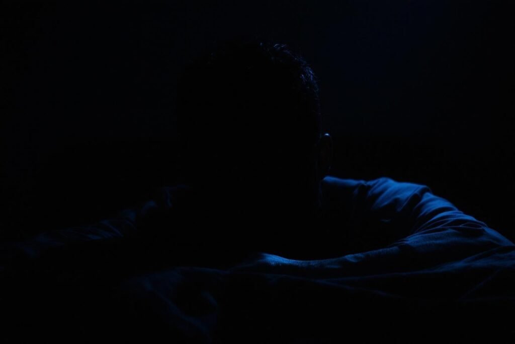 Paralysie du sommeil : causes, symptômes et solutions